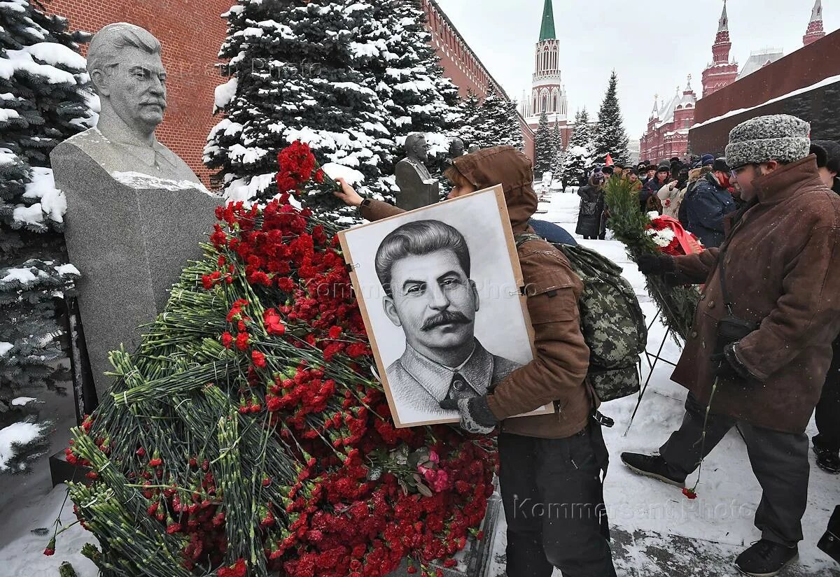 КПРФ Сталин. КПРФ возложили цветы к могиле Сталина. Могила Иосифа Сталина. Могила Сталина 2022. Второе декабря 2023