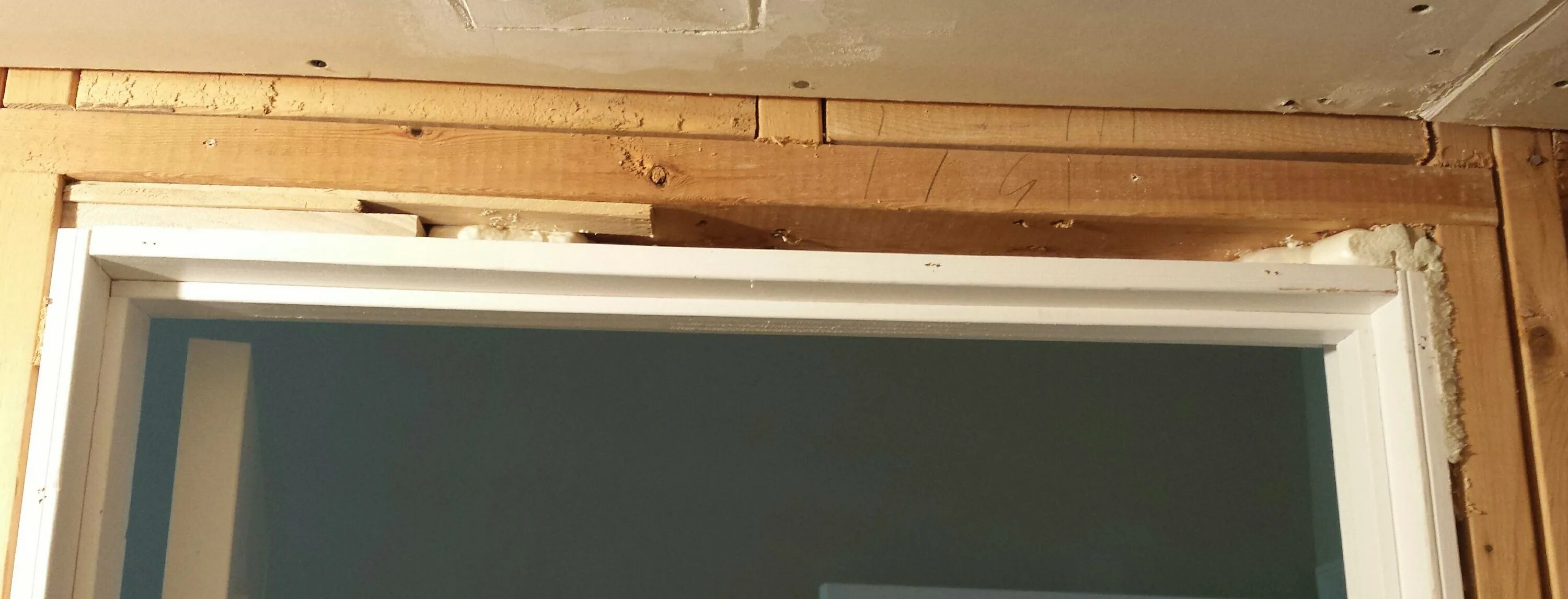 Заделывание дверных проемов над дверью. Щель над дверью. Проем над входной дверью. Щель над дверью. Наличник над дверью.