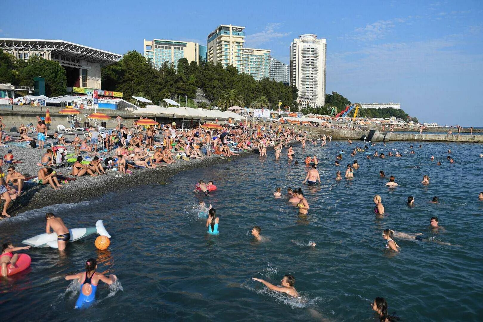 В краснодаре можно отдыхать. Черное море Сочи лето. Сочи пляж. Сочи летом пляж. Отдыхающие в Сочи.