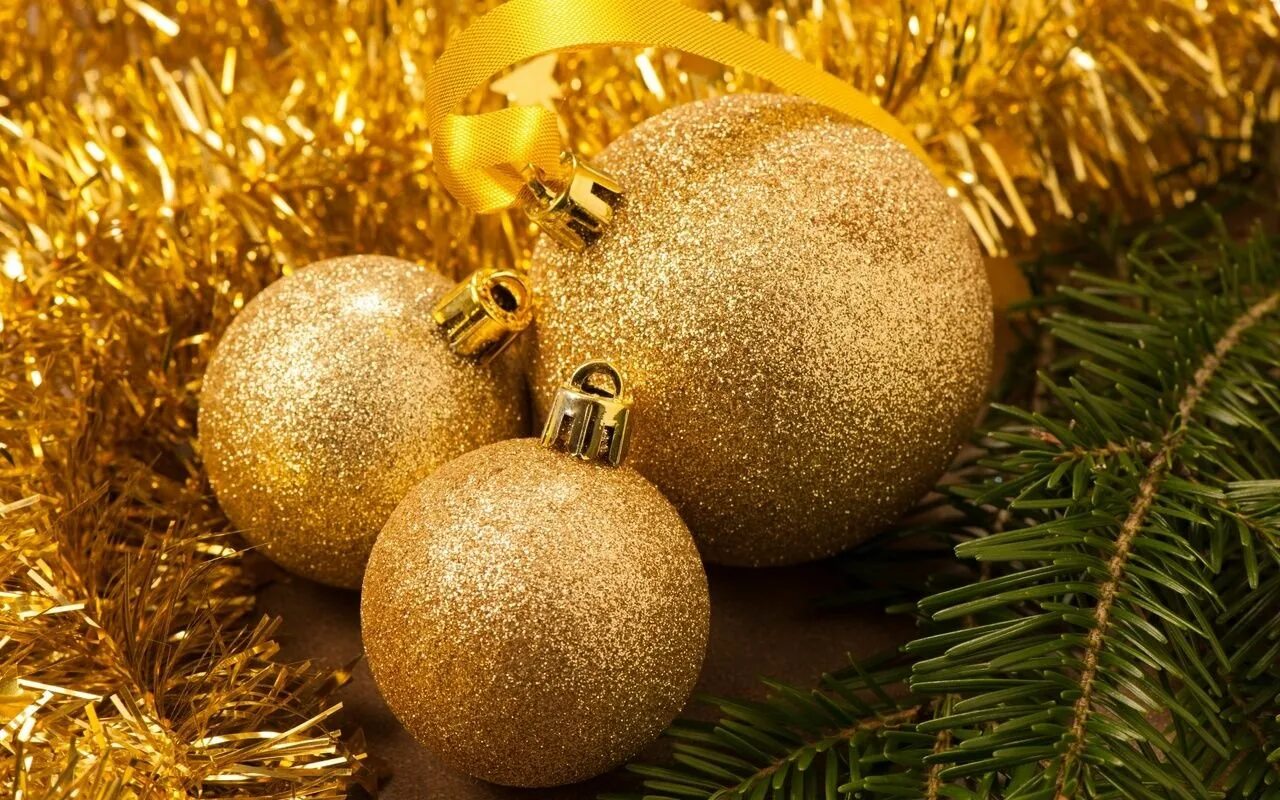 Золотой шар. Новогодние шары золотые. Шарик новогодний. Золотые шары на елку. Золотистые новогодние шары.