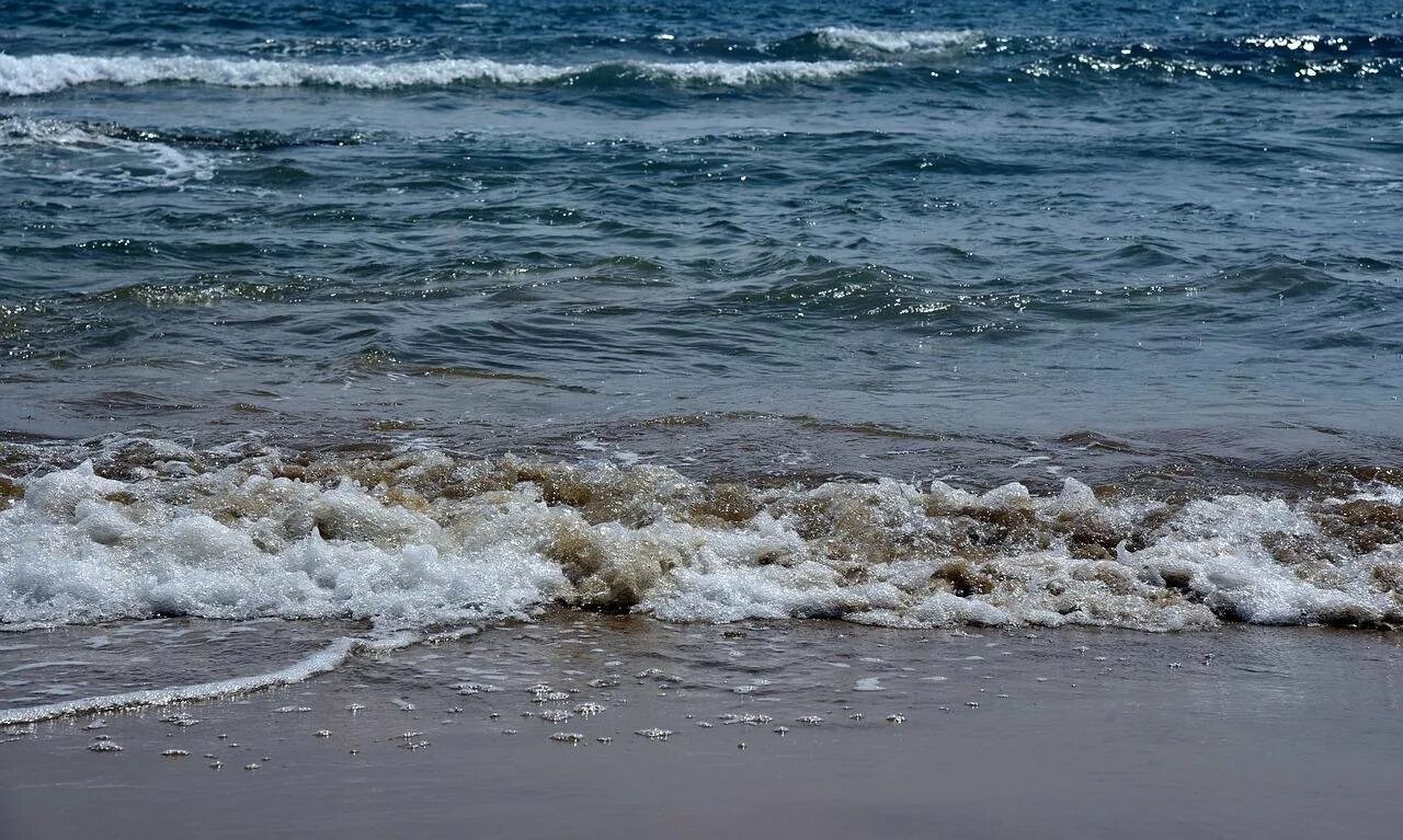 Сочи вода в море. Море шторм Сочи. Шторм в Сочи. Побережье Каспийского моря с Краснодарским краем?. Вода в море в сочи в мае