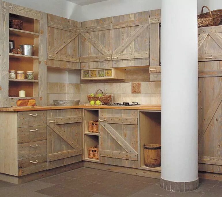 Сделать кухню дома своими руками. Кухонный гарнитур в деревенском стиле. Самодельная кухня. Самодельная кухня из дерева. Кухонный гарнитур из досок.