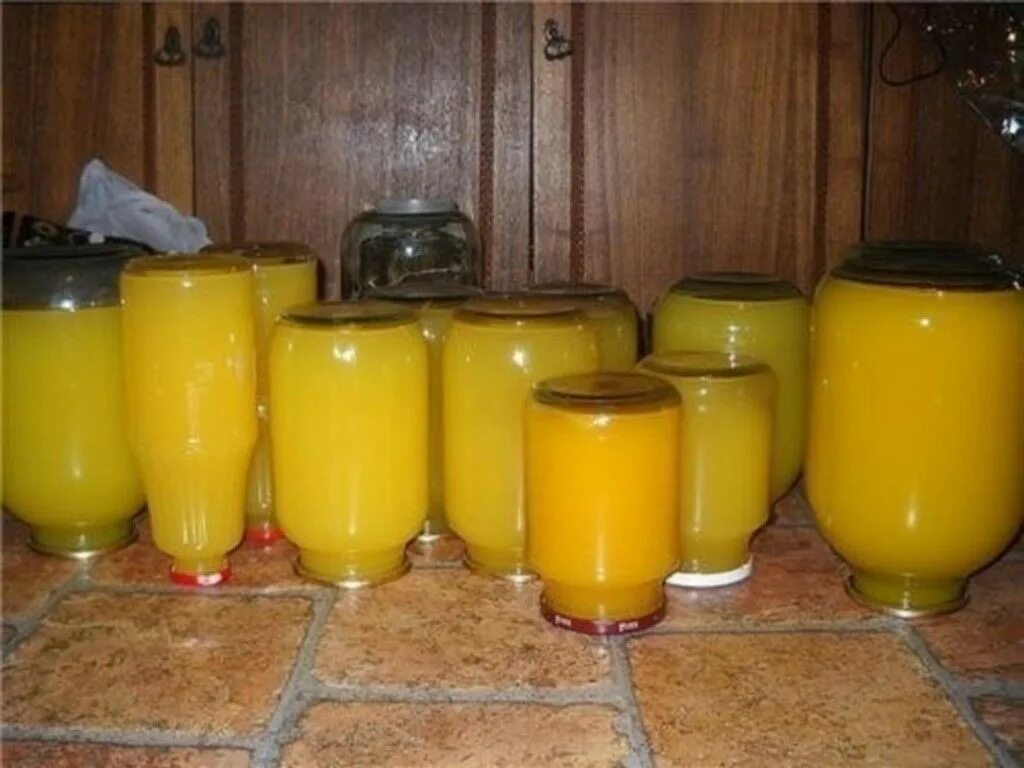 Приготовить сок из тыквы в домашних. Тыквенный сок. Тыквенный сок с апельсином на зиму. Тыквенный сок на зиму в домашних. Сок тыквенный в домашних.