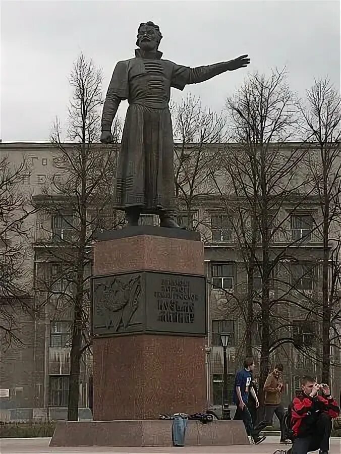 Памятник кузьме минину в новгороде. Памятник кузьме минину в нижнем. Микешин памятник минину в нижнем новгороде. Памятник кузьме минину в нижнем. Памятник кузьме минину в новгороде.