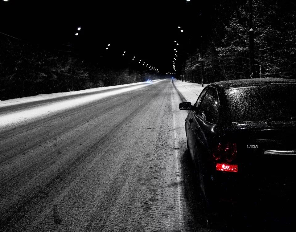 Же машиной в дороге то. Машина ночью. Машина ночью на дороге. Ночь трасса машина. Машина на трассе ночью.