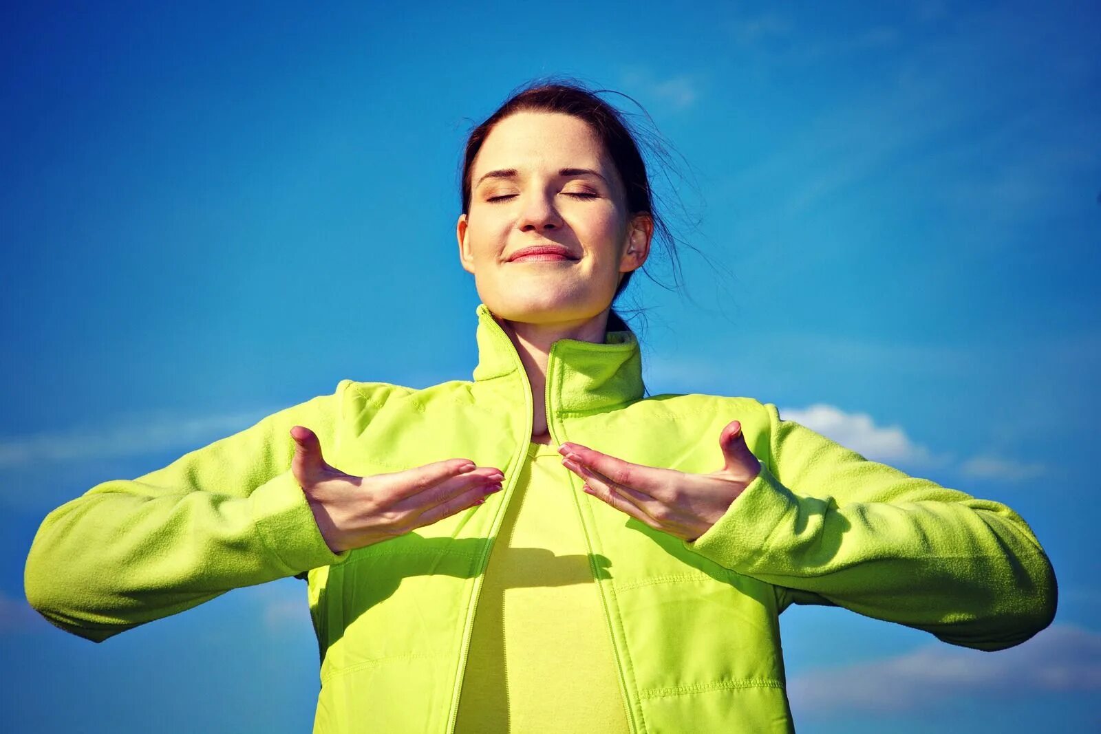 Начинать вздох. Свободное дыхание. Девушка вдыхает. Сокращение дыхательных мышц. Девушка дышит.