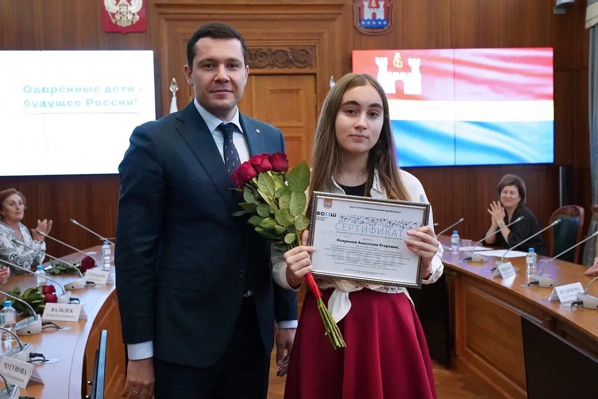 Школьник получивший премию. Награждение старшеклассников. школьники с отцами награждение. фотографии награждения учителей алиханов. 100бальник всош 2025.