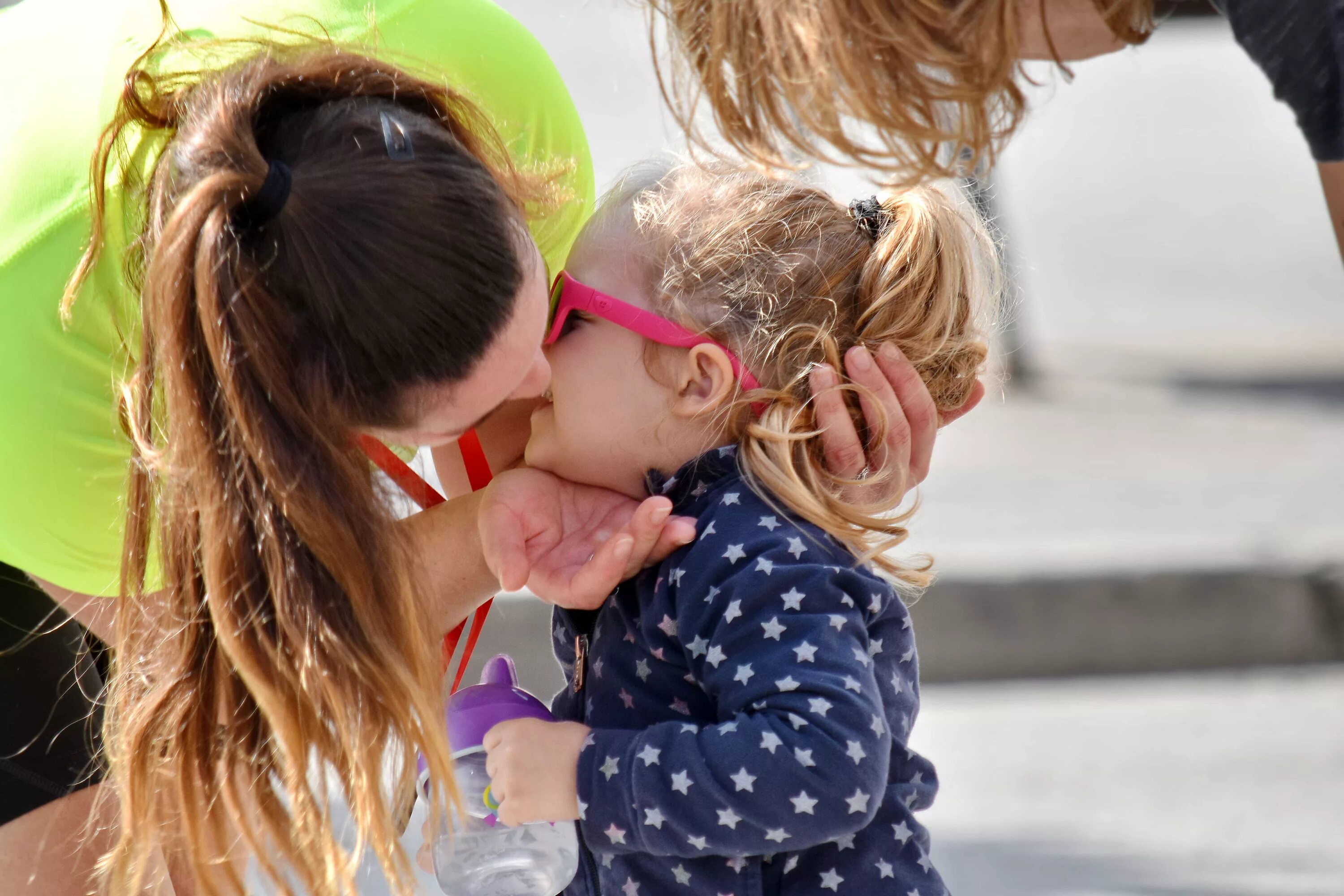 Мама и дочка целуются. Family Kiss. Картинка діти обіймаються. Фото семья поцелуи. Семья целующийся почаще.