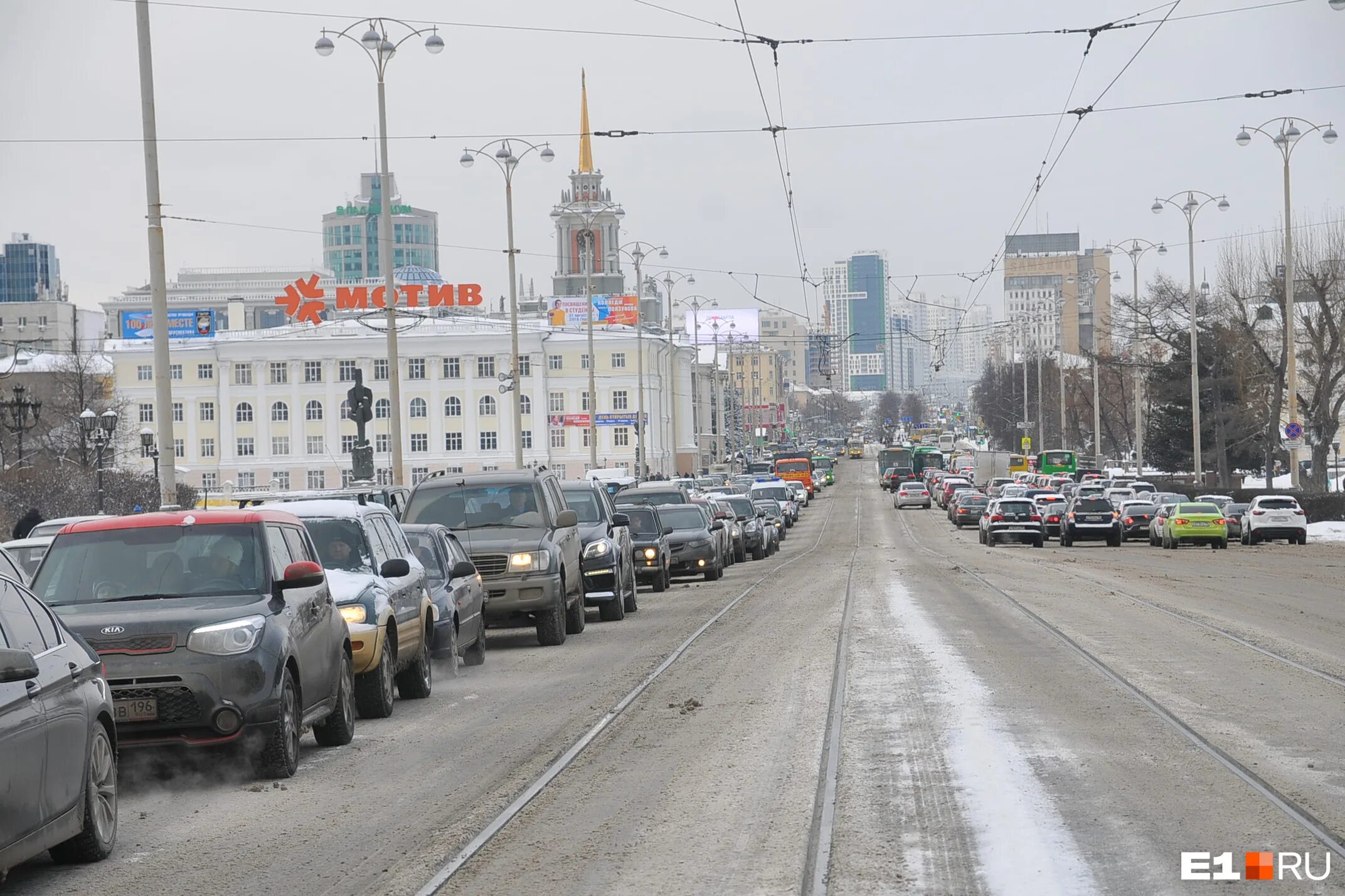 Время пробок екатеринбург. Пробки Екатеринбург. Пробки в Екатеринбурге фото. Пробки ЕКБ фото.