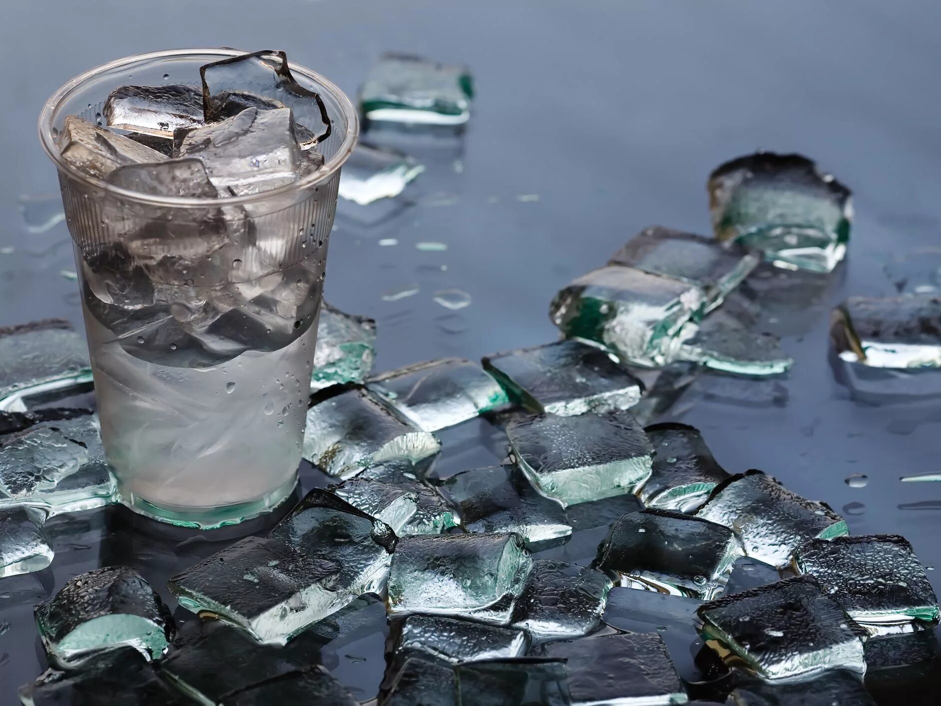 Талая вода. Вода со льдом. Вымораживание воды. Заморозка воды.