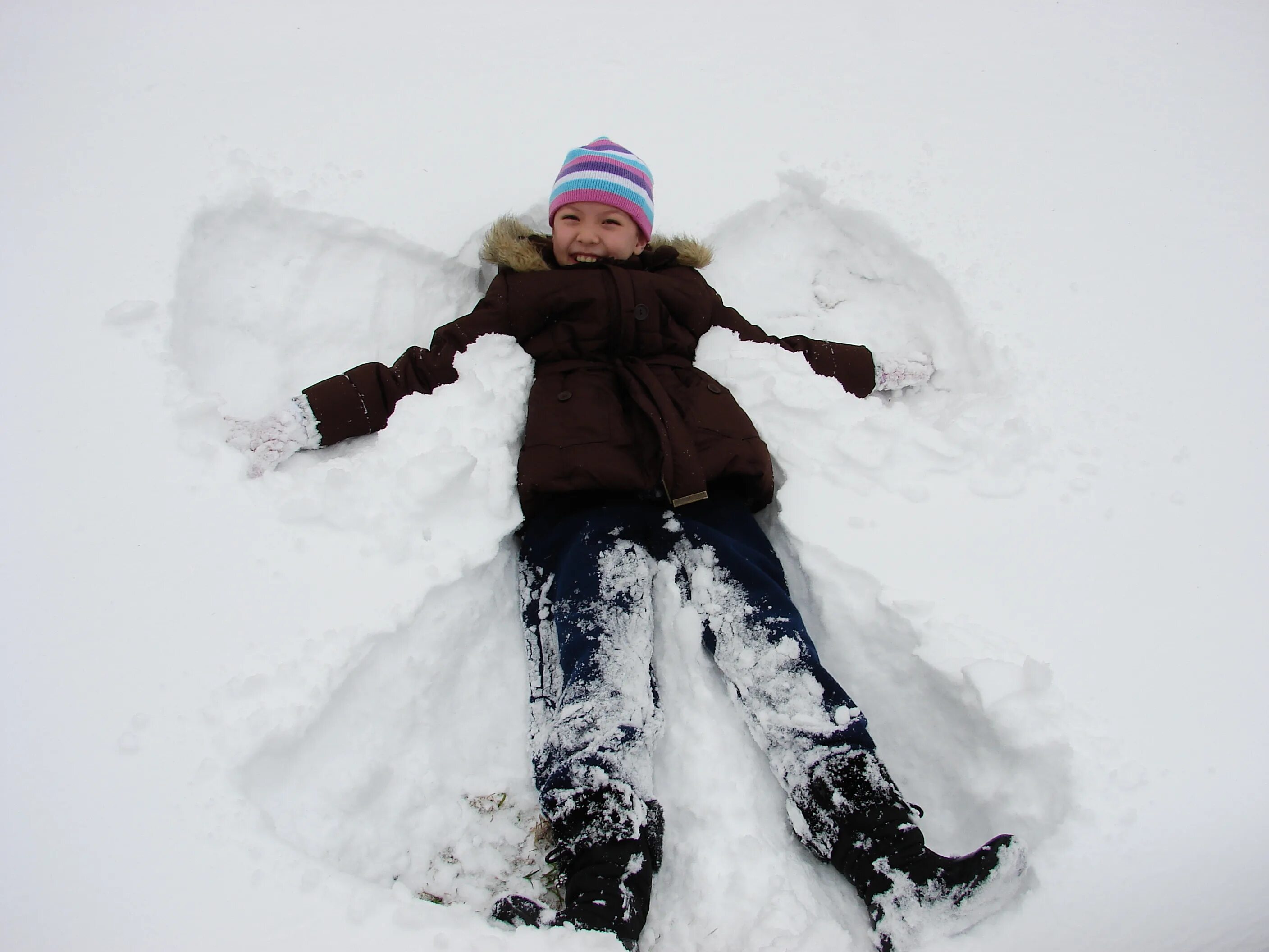 Снежный ангел. Мальчик в сугробе. Девочка в сугробе. Ребенок в сугробе.