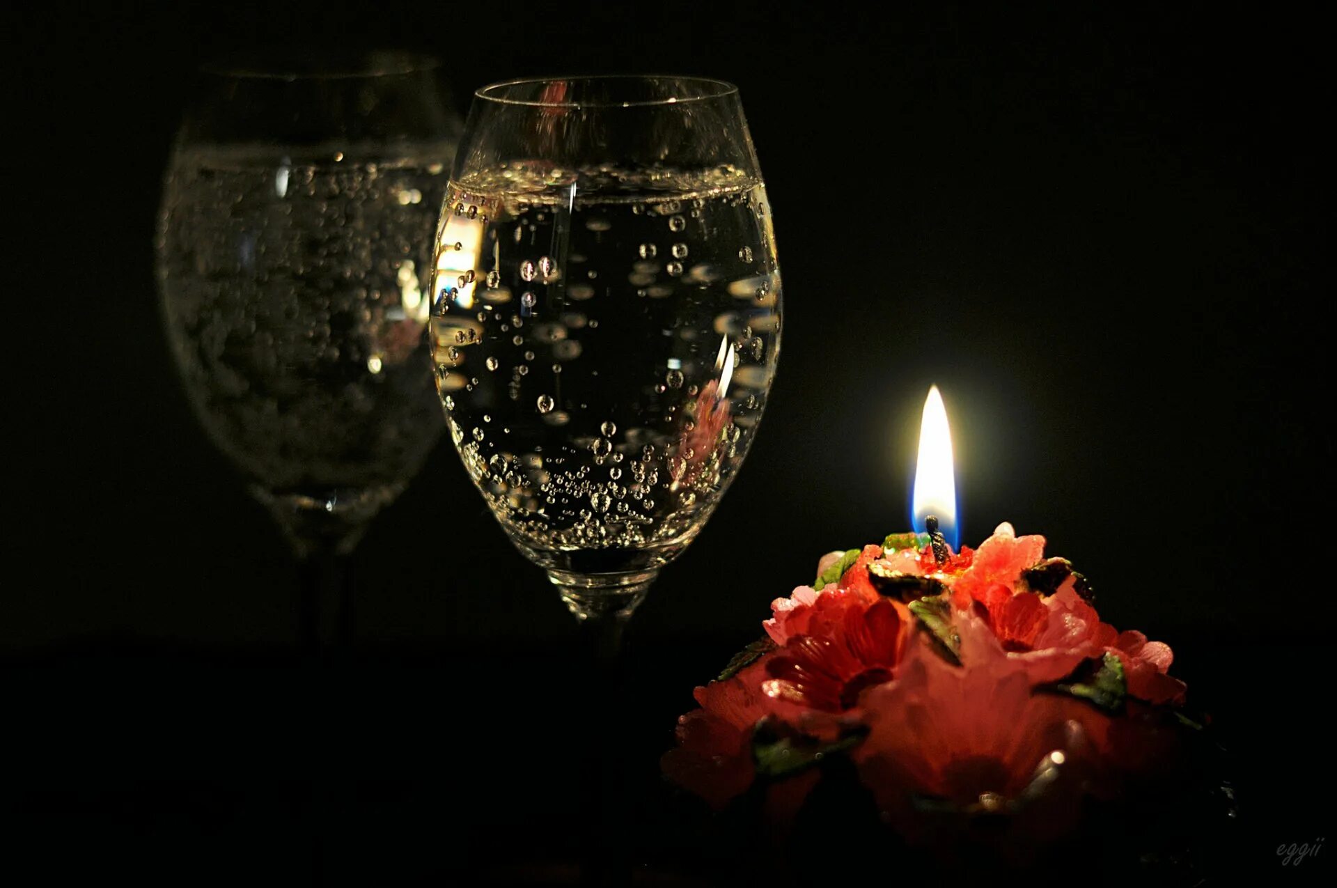 Шампанское в бокале. Шампанское в хрустальных бокалах. Шампанское и свечи. Свечи, цветы и вино. Ночь в бокале песня