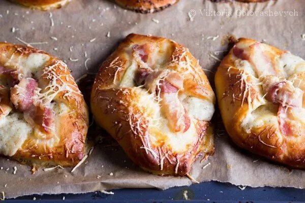 конвертики с беконом. бутерброды из лаваша. филе в беконе. слойка с ветчиной и сыром. яичные конвертики с сыром и ветчиной.