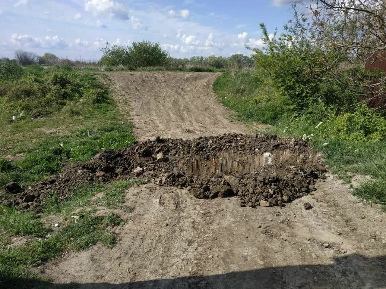 Подъезды к водоемам. Перекопанные дороги. Перекопали дорогу. Перекопанная земля. Перекопанное поле.