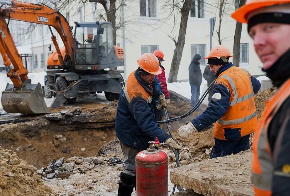 Устранение аварий на водопроводных сетях. ЖКХ. Сотрудники ЖКХ. Ремонтные работы на сети теплоснабжения. Ремонтная история