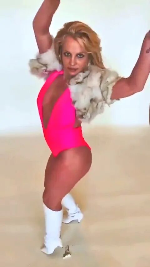 бритни спирс performance. бритни спирс 2022 танец. бритни спирс тверк. бритни спирс 2023 танцует. бритни спирс танец гифки.