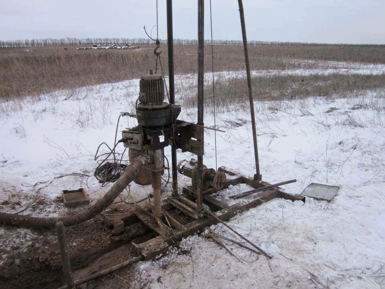 Шнековая буровая. Буровая МГБУ-310. Буровой станок МГБУ. Буровой станок ударно-канатного бурения Амурец-100. МГБУ прялка.