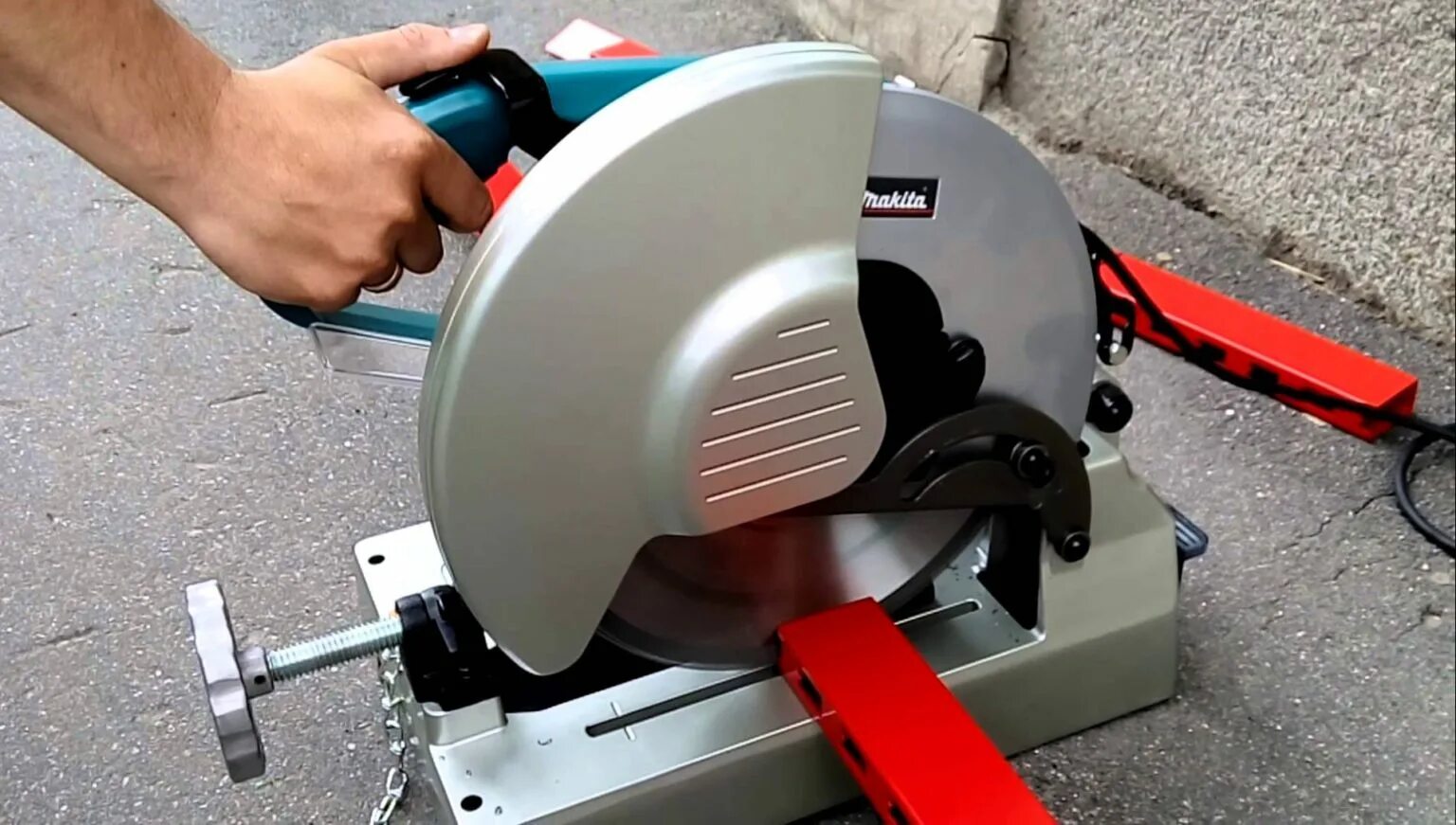 Торцовочная пила поставить диск по металлу. Makita lc1230. макита 1230 отрезной станок. makita lc1230 диск. отрезная пила по металлу макита.