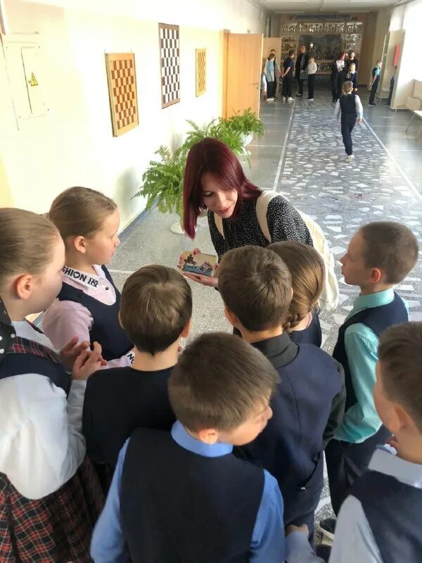 наш класс шефство взял малышами над саду