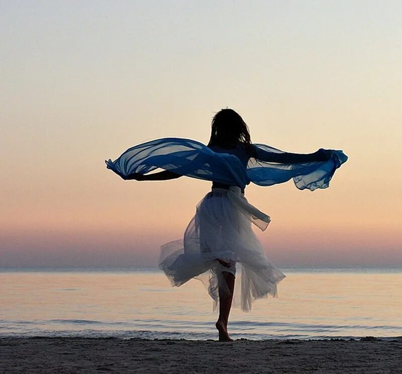 девушка выпускает птицу. полет души. рассвет души. влюбленные летают. кружит душа.