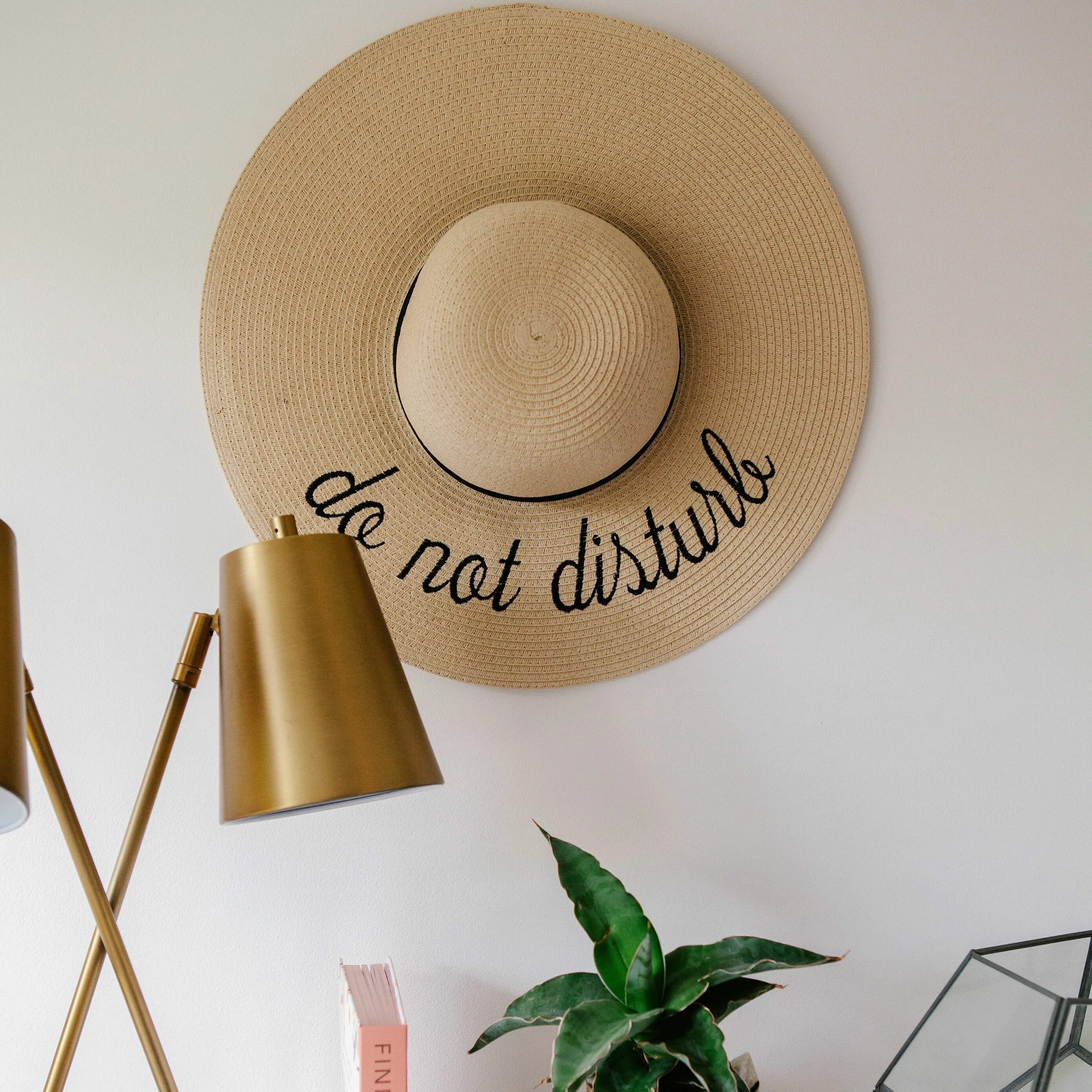 Дело в шляпе фразеологизм. Надпись шляпка. Шляпа с надписью. Надпись шляпа. Шляпа фетровая женская розовая.