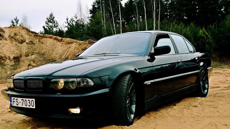 Бумер семерка. БМВ черный бумер е38. BMW 7 1999. БМВ 7 е38. BMW 7 е38 бумер черный.