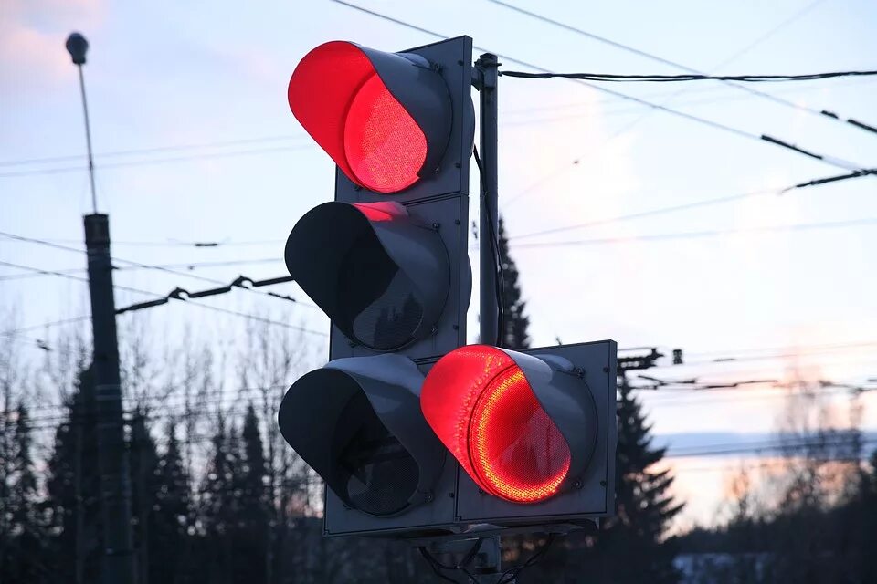 Новые светофоры в твери. Красный светофор. Светофоры для ограждения. Светофоры для ограждения. Светофоры ограждения.