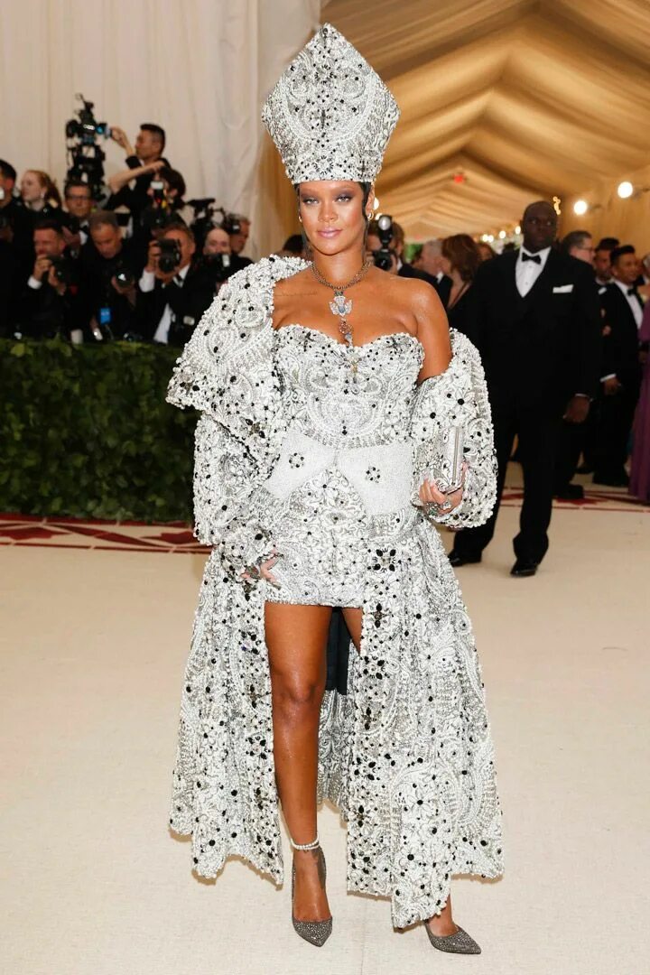 Мета 2018. Рианна мет гала 2018. met gala 2018 рианна. rihanna met gala 2018. блейк лайвли мет гала 2018.