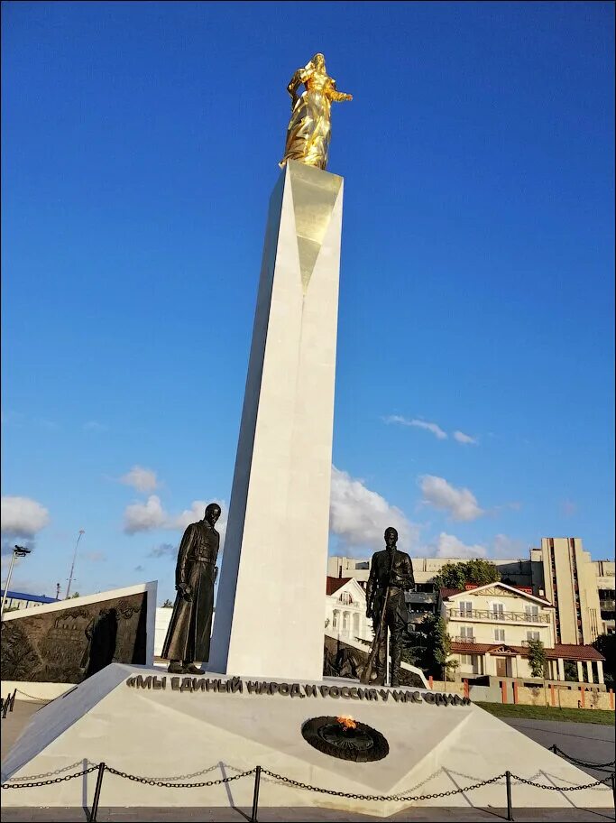 Памятник примирения. Памятник примирения в Севастополе. Памятник Крестовскому Севастополь. Памятник Ленину со Стеллой.