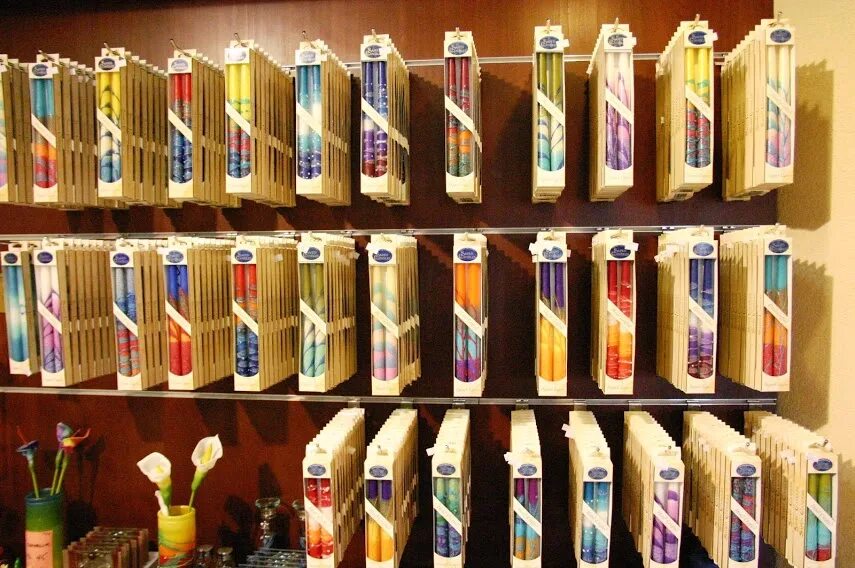 восковые свечи. свечной магазин. название для свечей. много восковых свечей. магазины продающие свечи.