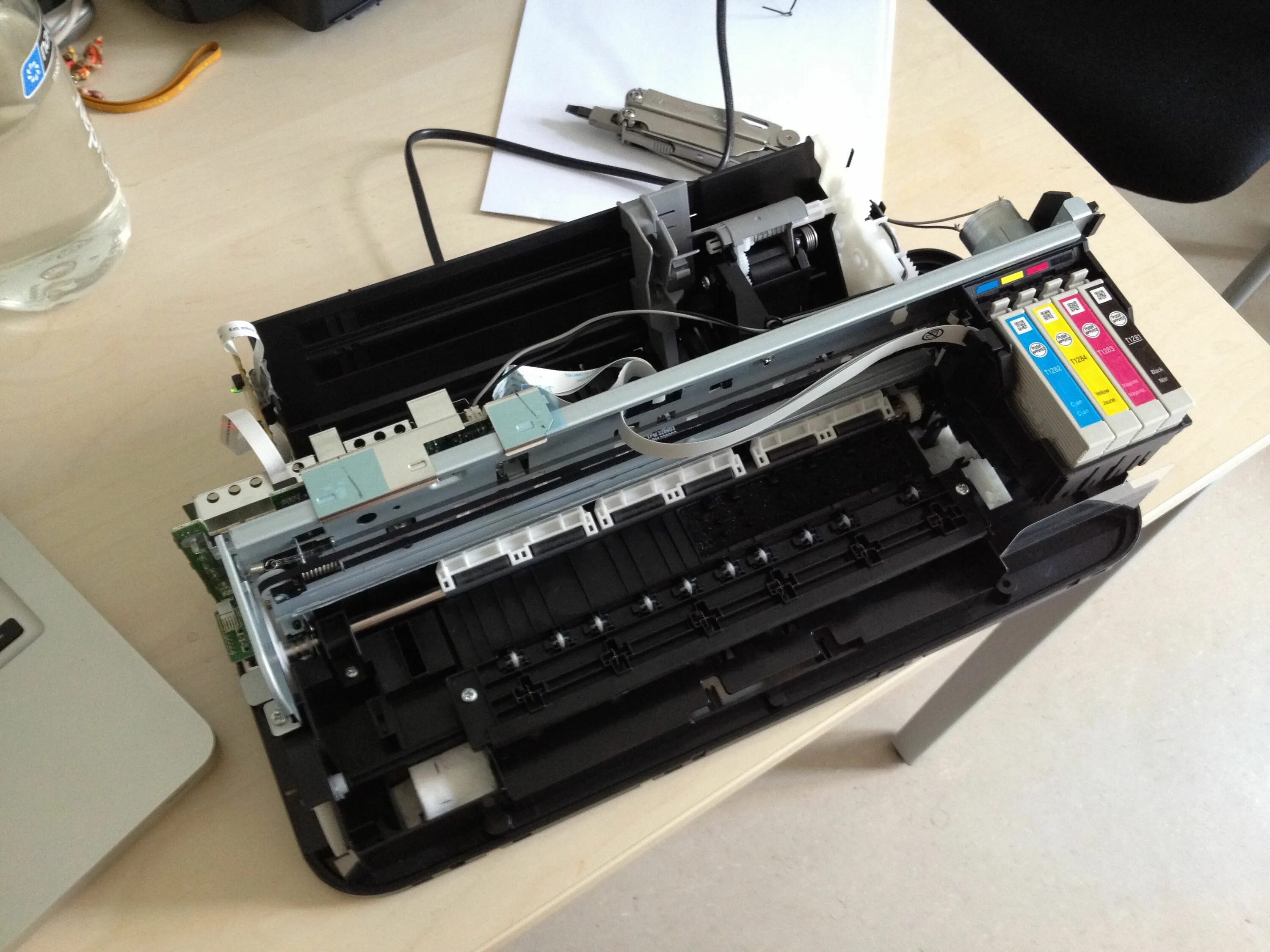 Как разобрать принтер. Epson r300 картриджи. лазерный принтер эпсон внутри. сломанный принтер m225nf. принтер эпсон разобранный.