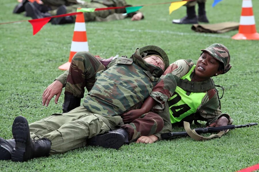 Тренировка по гражданской обороне. Тренировка по го и чс. Транспортировка пострадавших на носилках. Военно-медицинская подготовка нормативы плакат. Эвакуировать раненого удобнее всего.