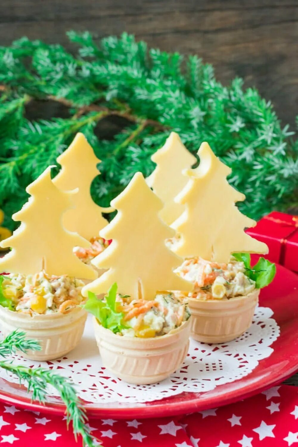 новогодняя елка из сыра. елочка из сыра на новогодний стол. елочка из сыра. елка из сыра на новый год. елка из сыра на новый год.