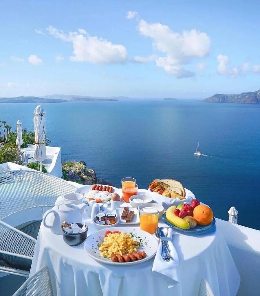 Красивая картинка море утро. Santorini Греция завтрак на море. Утро на Санторини. Доброе утро море. Завтрак с видом на море.