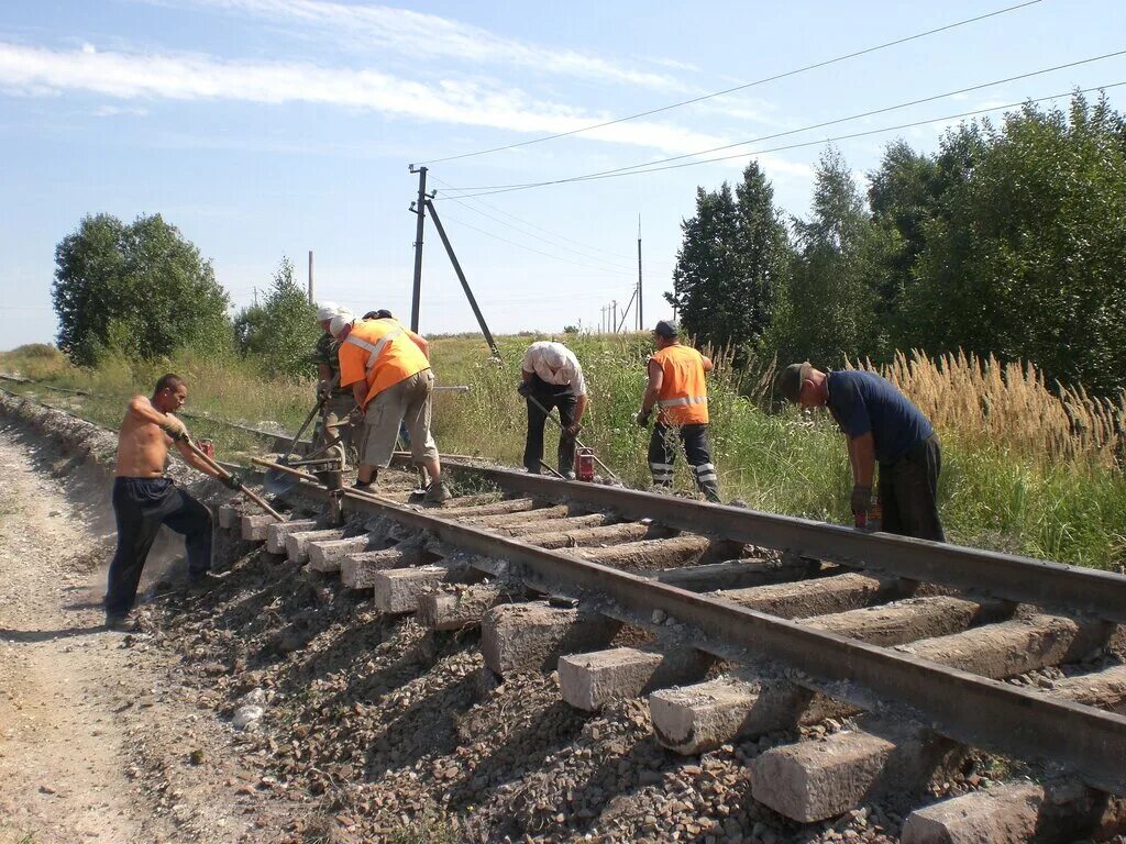 Работа строительство железных дорог. Реконструкция ЖД пути. Железнодорожное полотно. Прокладывание железнодорожных путей. Укладка железнодорожного полотна.