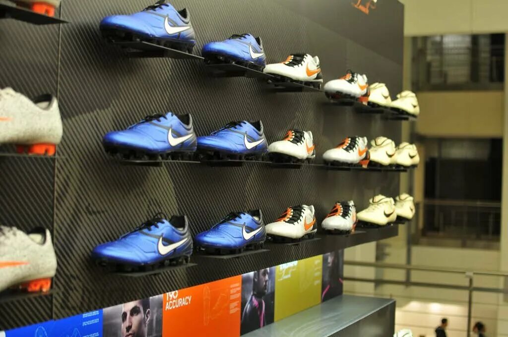 Интернет магазин кроссовок спб. Nike Store New York. Nike магазины СПБ. Магазин найк в Питере. Спортивная обувь внутри.