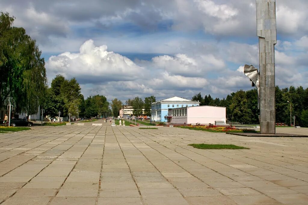 Людиново Калужская область площадь города. Площадь города Людиново. Фонтанная площадь Людиново. Площадь Победы город Людиново. Объявления людиново калужской области