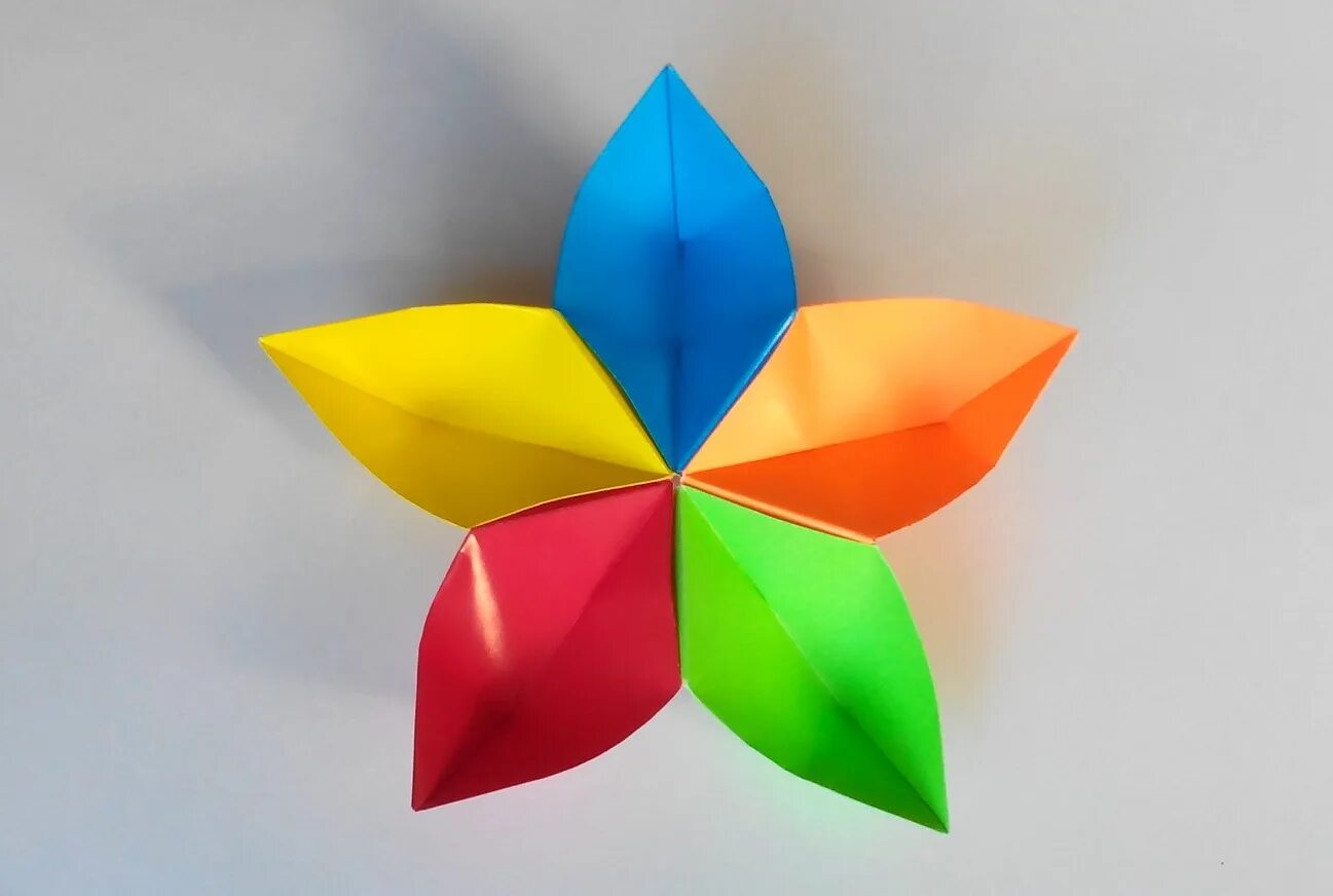 Счастье оригами. Оригами цветок. Оригами из цветной бумаги. Бумажные цветы оригами. Цветы из треугольников цветной бумаги.