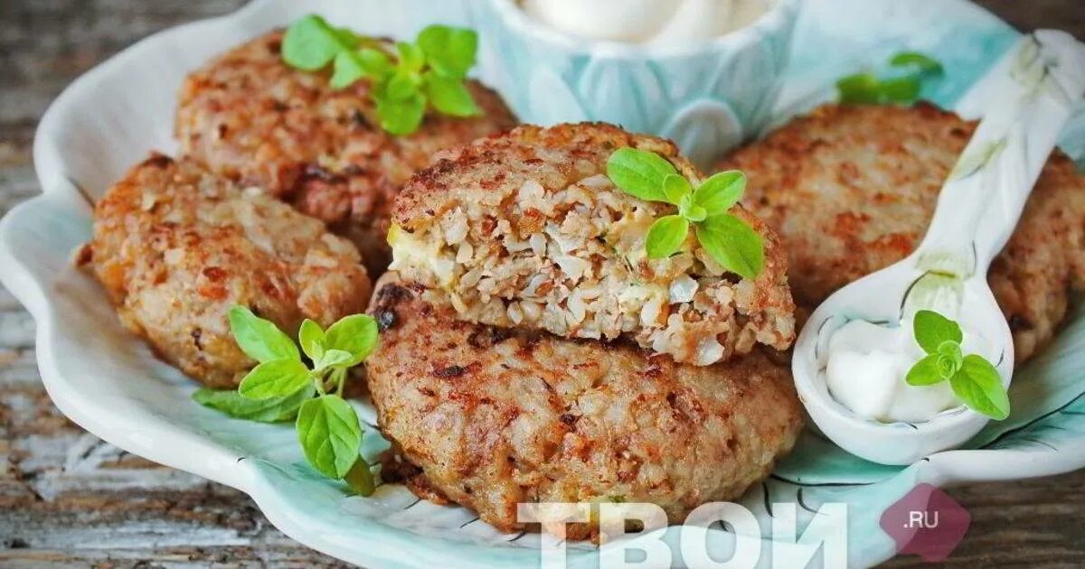 Котлеты из вареной гречки без мяса. Гречневая котлеты биточки. Котлеты из гречки с грибами. Гречневые котлеты с грибами. Гречка с грибами и котлетой.