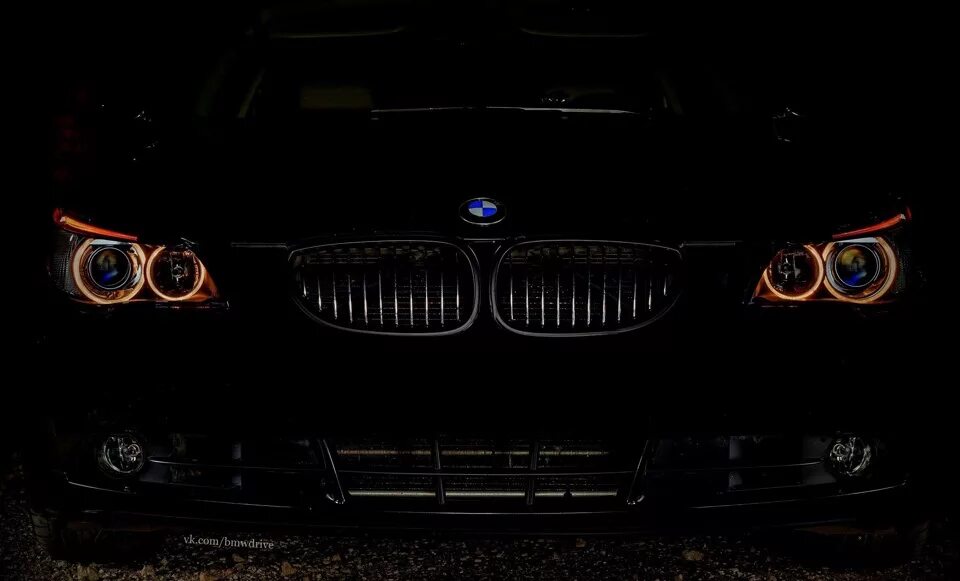 Бмв м5 с фарами. Bmw e60 взгляд. bmw m5 e60 ангельские глазки. бмв е60 в темноте. бмв е60 глазки.