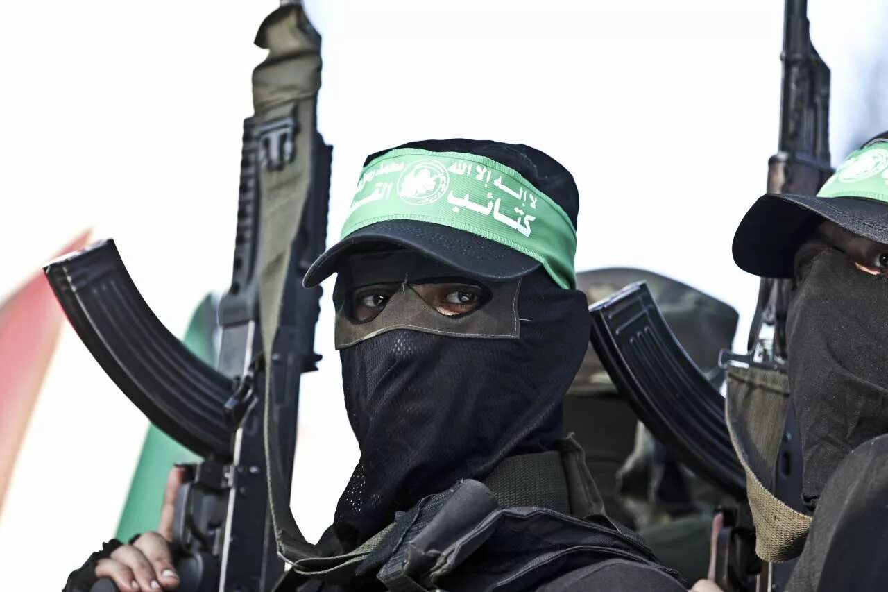 Маска террориста. Арабские террористы. Терроризм. Террористические группировки. Террорист с автоматом.