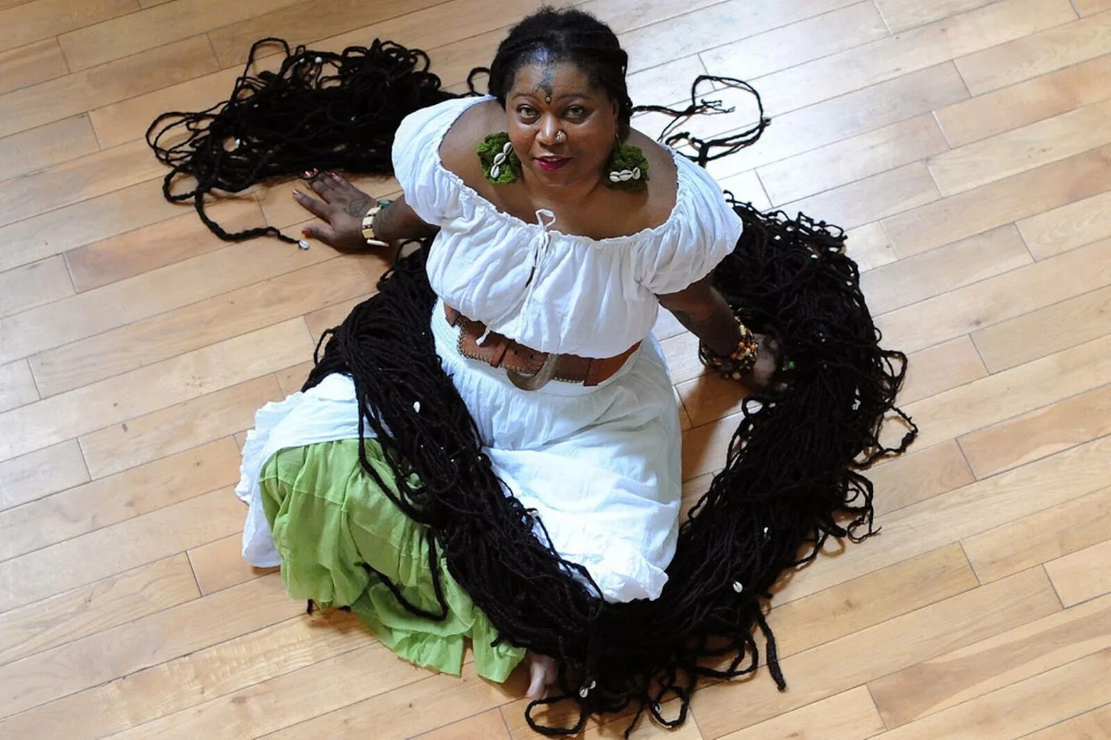 Длинные волосы аша мандела. Самая длинная прическа. Самые длинные волосы аша мандела. Девушки с очень длинными волосами. Девочка с самыми длинными волосами в мире.