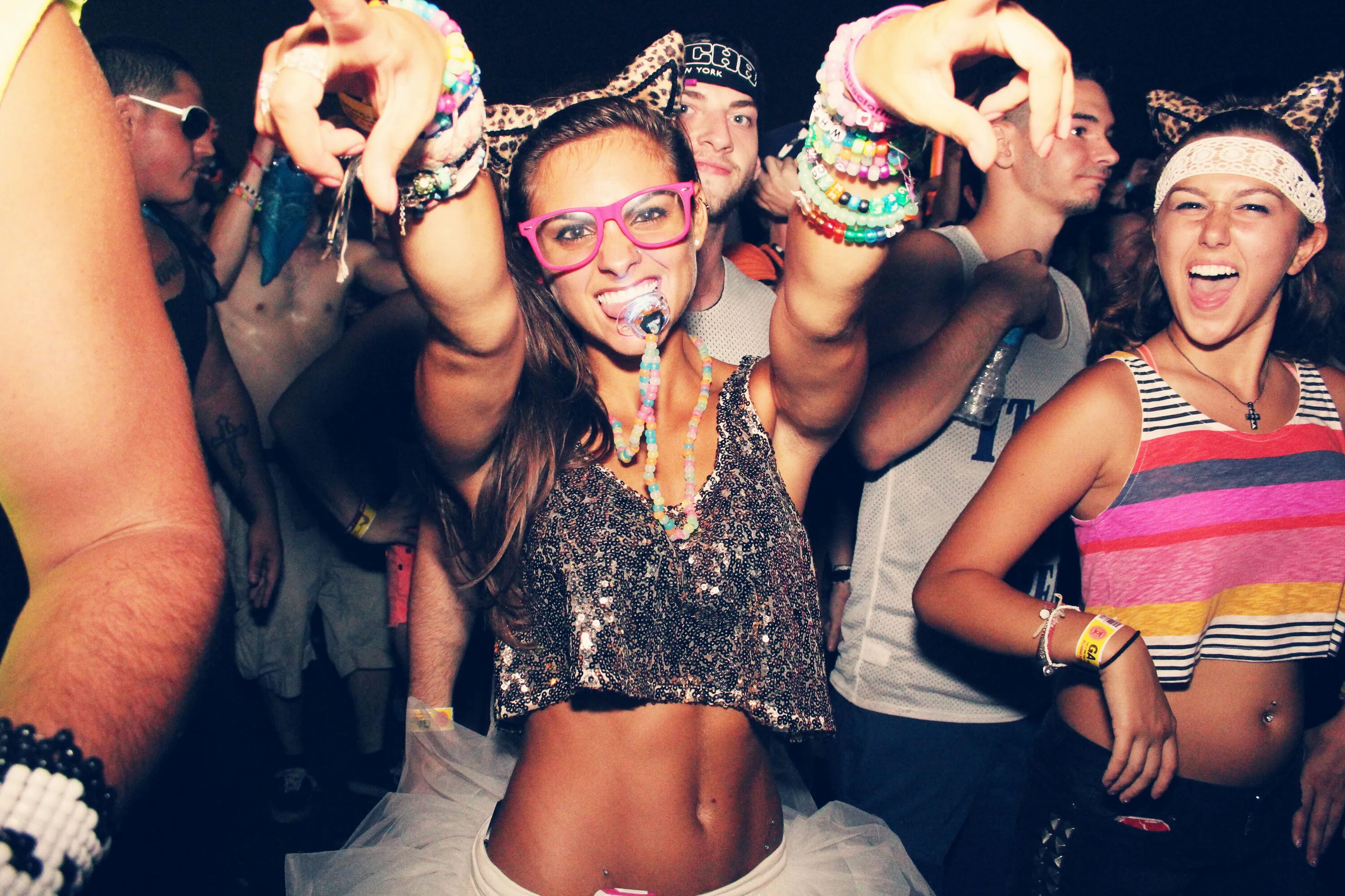 рейв вечеринка. тусовка молодых людей. тусовка. туса в клубе. вечеринки студентов в америке.