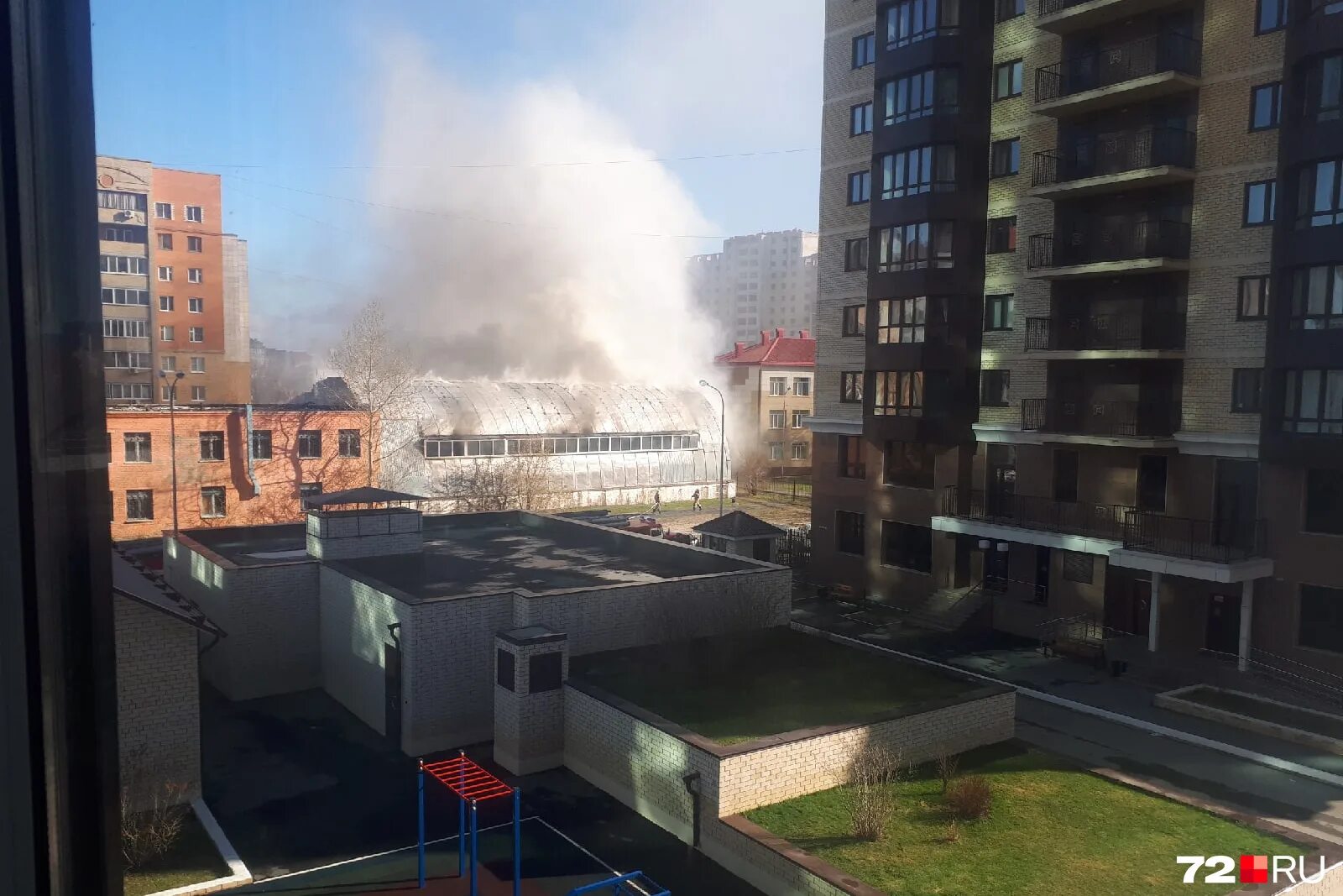 Что горит в тюмени сейчас. Задымление тюмень. пожар на олимпийской 24 в тюмени. дым тюмень. дымка в тюмени.