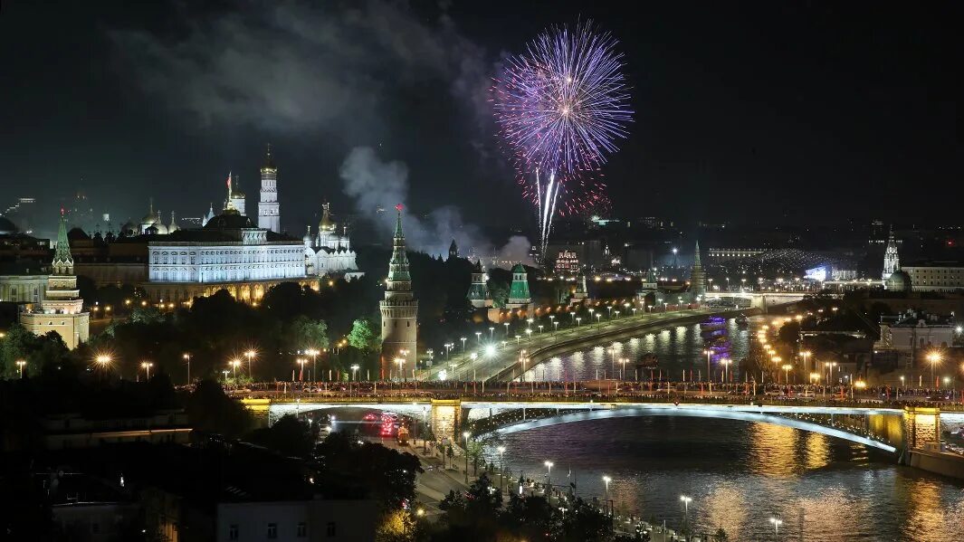 Салют на Поклонной горе. Вечерняя Москва. Москва днем. Праздничная Москва. Сегодняшний вечер был