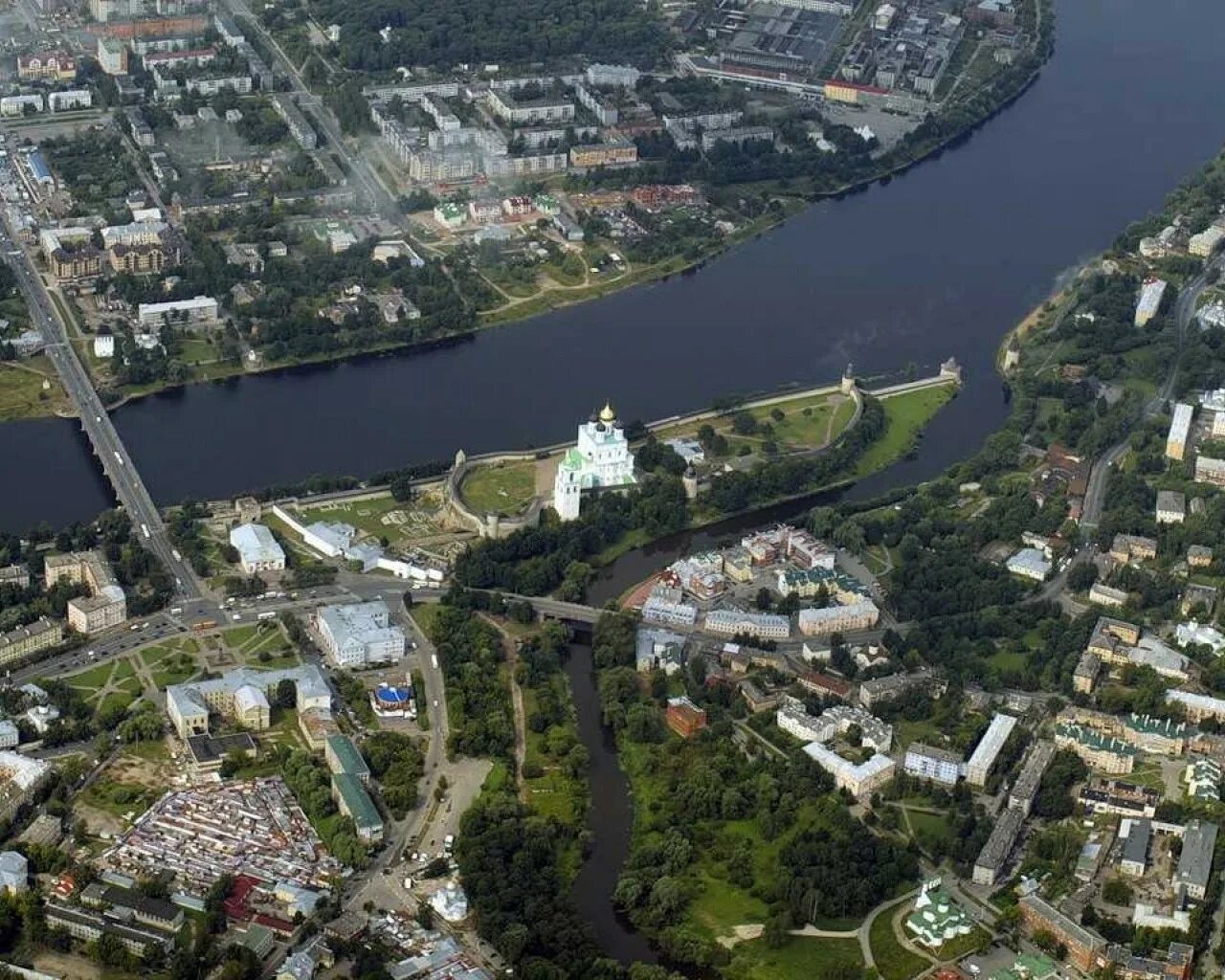 Город Псков с высоты птичьего полета. Кремль Пскова с высоты птичьего полета. Псков Кремль сверху. Псков кром вид сверху.