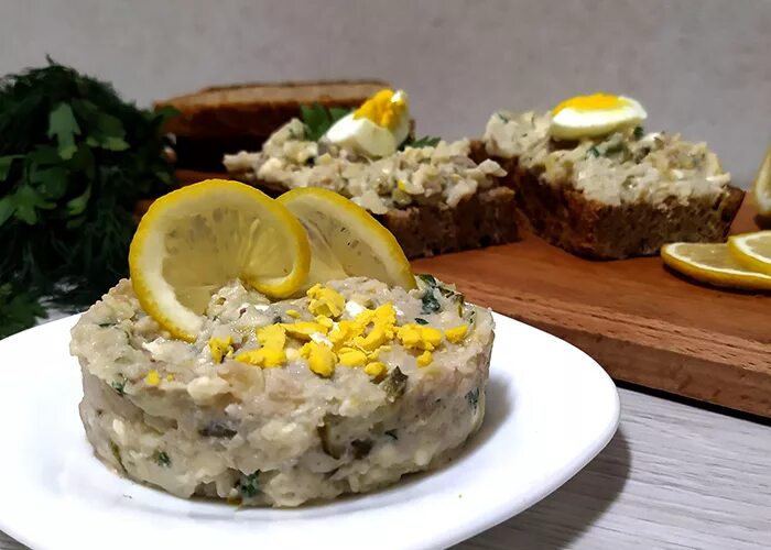 Форшмак селедочный форшмак. Форшмак из селедки. Форшмак из сельди на тостах из багета. Форшмак из селедки рецепт с яйцом. Форшмак с сельдью.