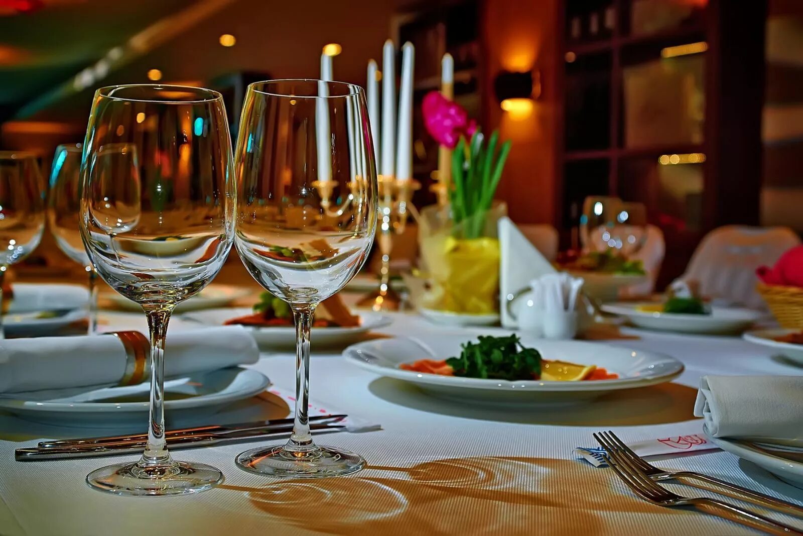 Ужин на шестерых. Накрытый стол в кафе. Столик в ресторане. Романтический ужин в ресторане. Красивый стол в ресторане.