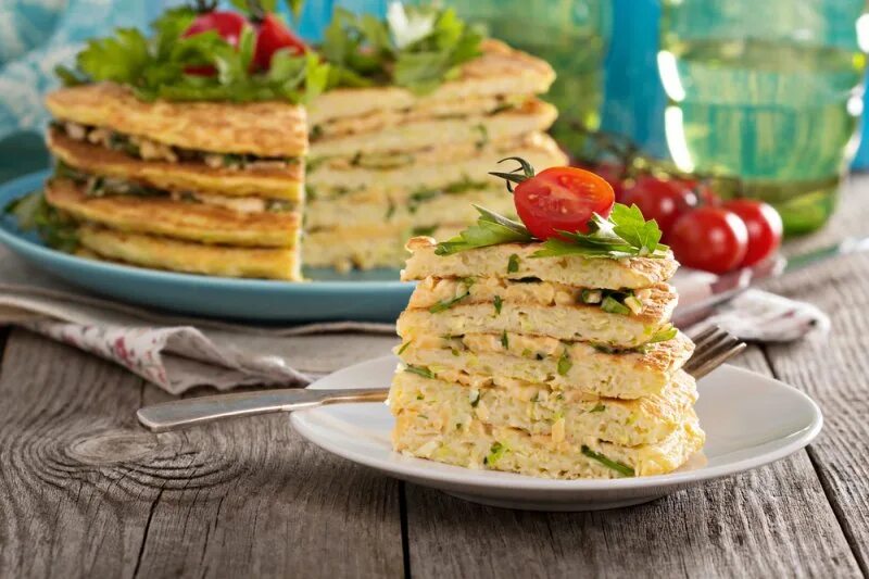 Куриный закусочный торт. Кабачковый закусочный торт. кобачкой торт. торт из кабачков. блинный закусочный торт.
