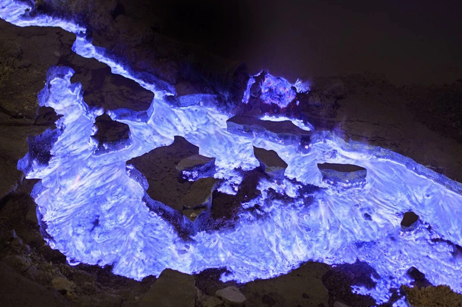 Море в котором горел сероводород. Вулкан Иджен Индонезия. Голубая лава вулкана Кавах Иджен. Озеро Кавах Иджен Индонезия. Вулкан с синей лавой в Индонезии.